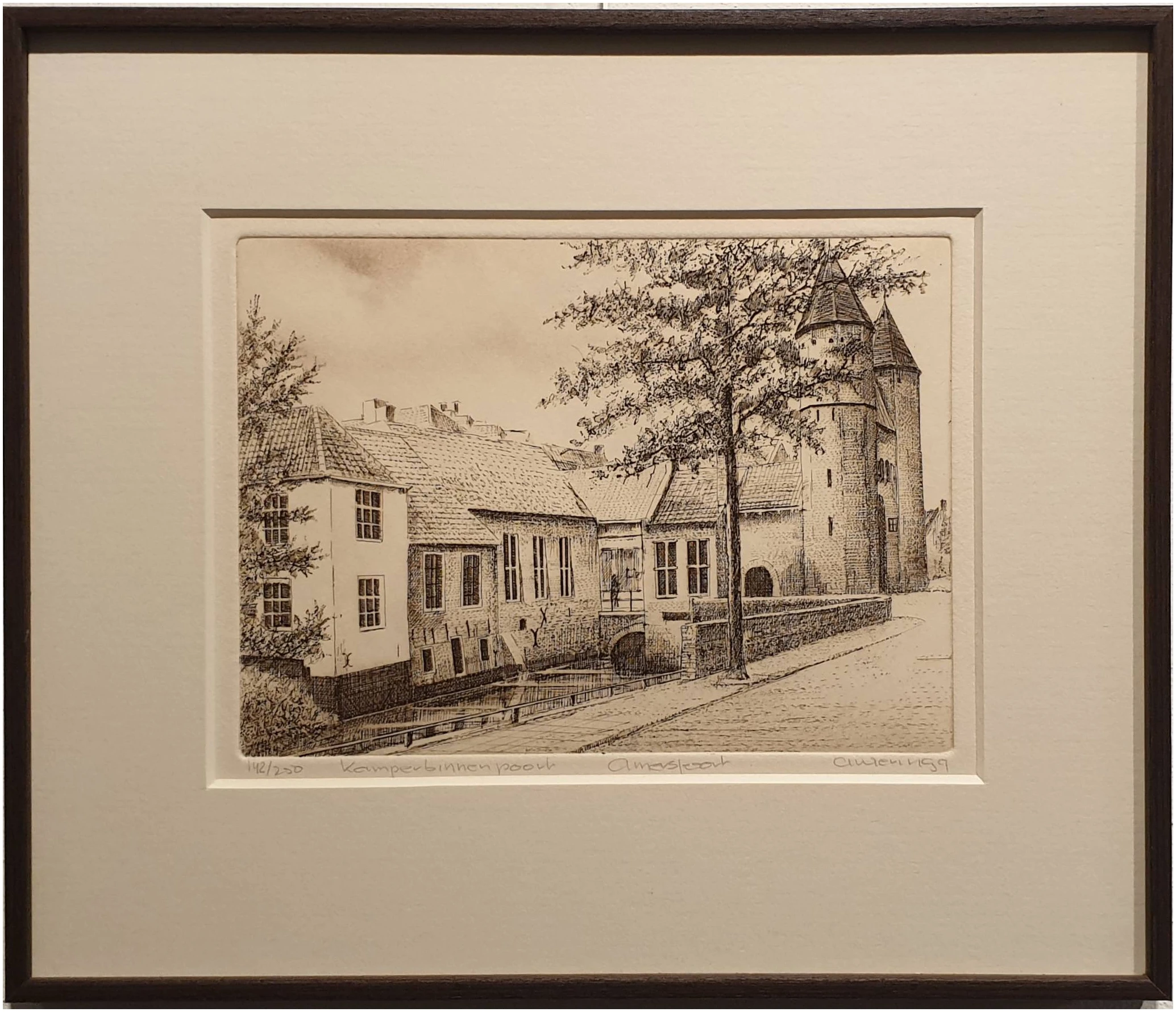 een zwart-wit tekening van een stadsstraat