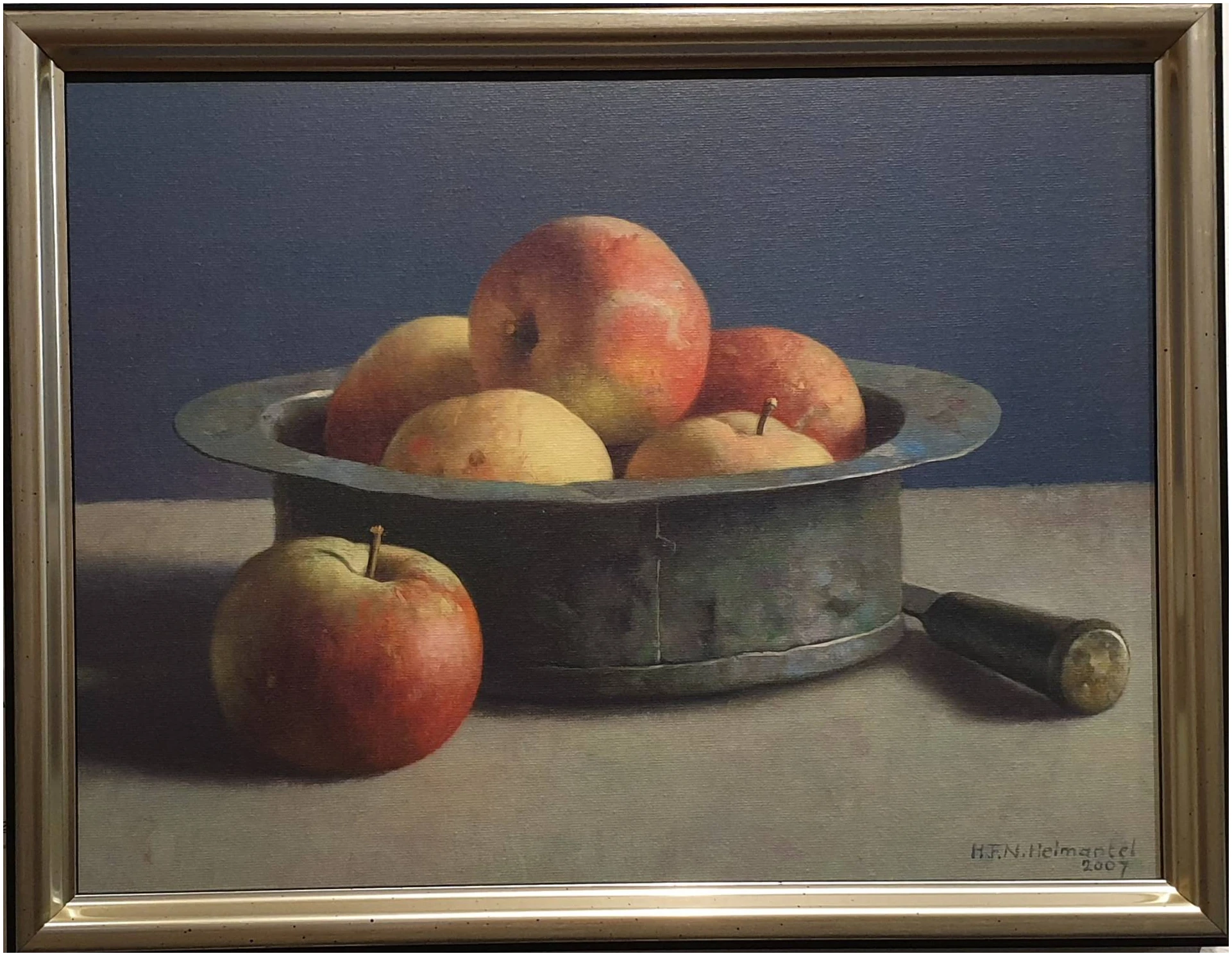 een schilderij van appels in een metalen kom