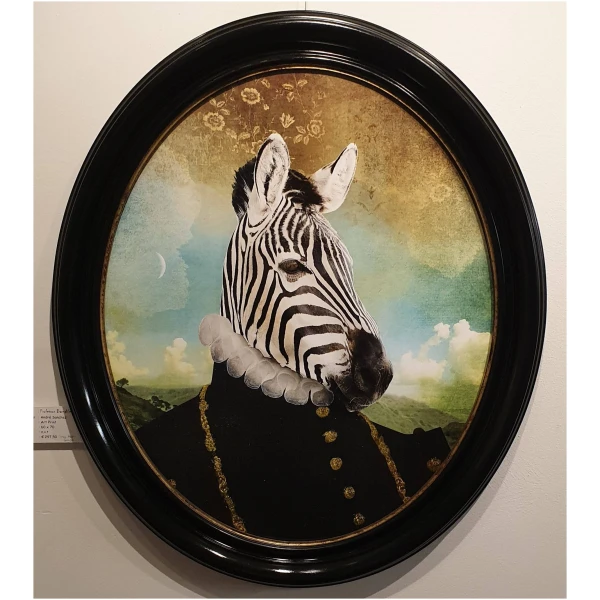 een schilderij van een zebra die een zwarte jas draagt