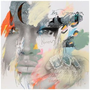 het gezicht van een vrouw is bedekt met veelkleurige verf