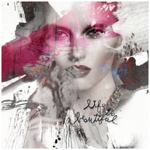 een vrouwengezicht met roze en zwarte verf erop