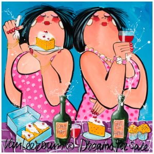 twee vrouwen eten taart en drinken wijn