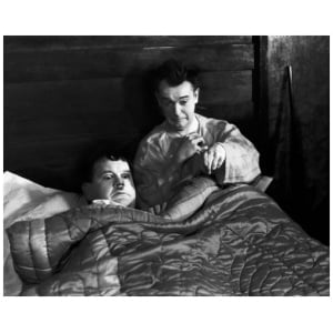 een man die naast een vrouw in bed ligt