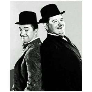 twee mannen in pak en hoed poseren voor een foto