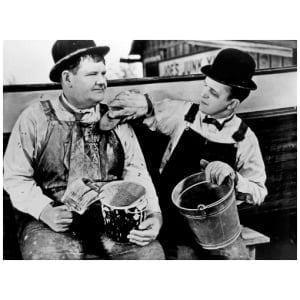 twee mannen zitten naast elkaar op een bankje