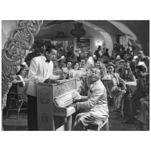 een oude foto van een man die piano speelt