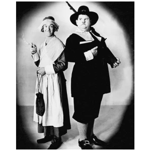 een oude foto van twee vrouwen gekleed in kostuums