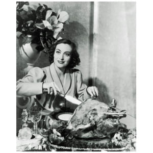 een vrouw snijdt een kalkoen op een tafel