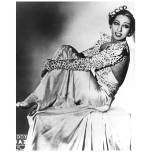 een vrouw in een jurk met luipaardprint erop