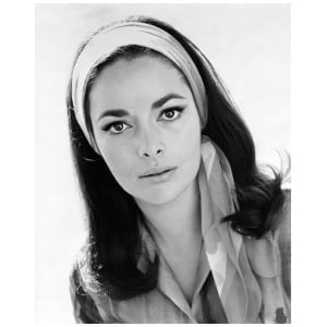 een zwart-witfoto van een vrouw die een sjaal draagt