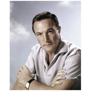 een man met zijn armen gekruist poseren voor een foto