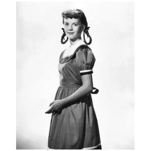 een oude foto van een vrouw in een jurk