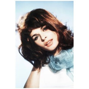 een vrouw in een witte jurk poseert voor een foto