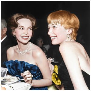 twee vrouwen zitten lachend aan een eettafel