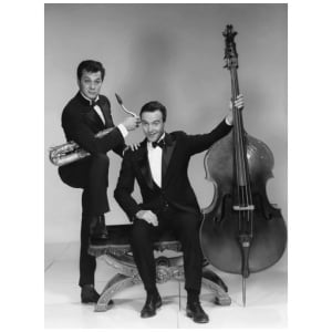 twee mannen in smoking poseren voor een foto