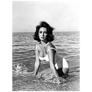 een zwart-witfoto van een vrouw in het water