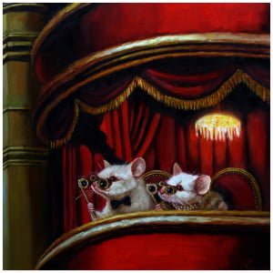 drie muizen zitten op een rode stoel voor een gordijn