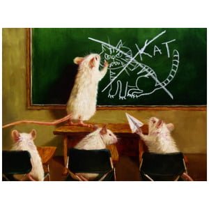 drie muizen zitten op stoelen voor een schoolbord