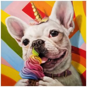 een witte hond met een regenboogkleurig ijshoorntje in zijn bek