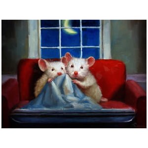 twee witte muizen zitten op een rode bank voor een raam