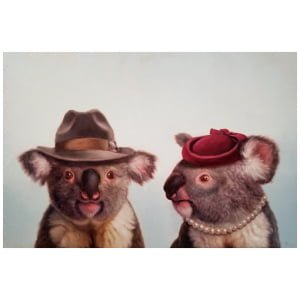 twee opgezette koala's met hoeden en parels