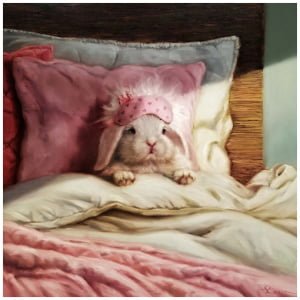 een schilderij van een konijntje met een roze hoed op een bed