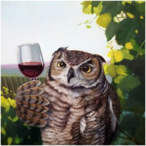 een uil met een wijnglas in de hand