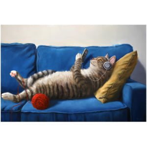 een schilderij van een kat die met een koptelefoon op een bank ligt