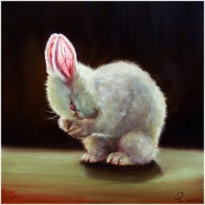 een pastelschilderij van een wit konijn met roze oren