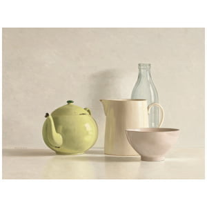 drie verschillende gekleurde vazen ​​en een theepot op een tafel