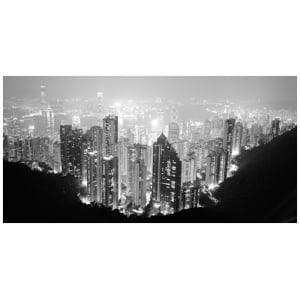 een zwart-witfoto van een stad bij nacht