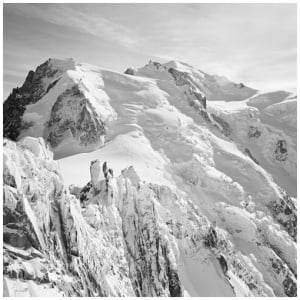 zwart-witfoto van met sneeuw bedekte bergen