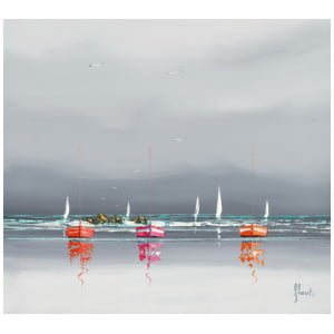 een schilderij van zeilboten in het water op een bewolkte dag