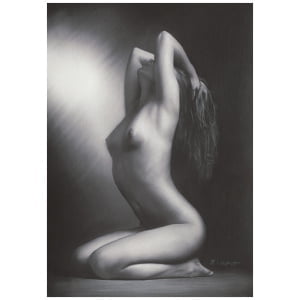 een naakte vrouw zittend op de vloer in zwart-wit