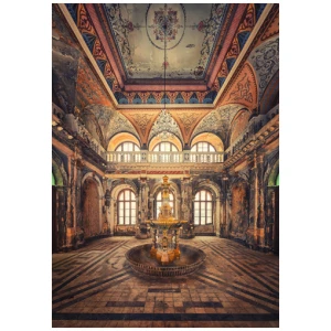 een grote kamer met een fontein erin