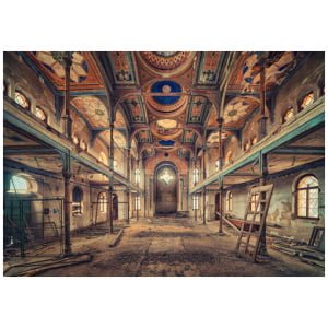 een verlaten gebouw met een klok aan het plafond