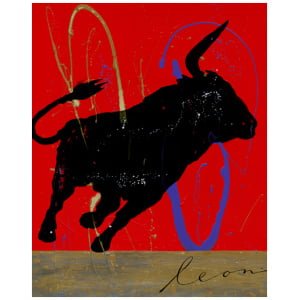 een schilderij van een stier die op een rode achtergrond rent