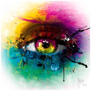 een oog met kleurrijke verf erop