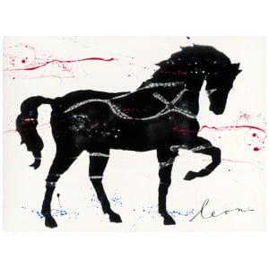 een zwart paard met rode en blauwe verfspetters erop