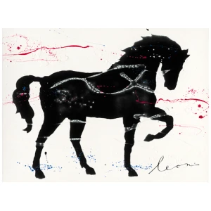 een zwart paard met rode en blauwe verfspetters erop
