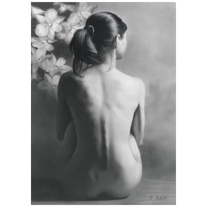 een naakte vrouw die voor bloemen zit