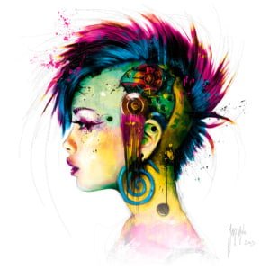 een vrouw met kleurrijk haar en piercings op haar hoofd