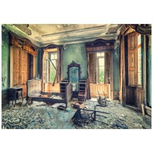 een oude, vervallen kamer met kapot meubilair