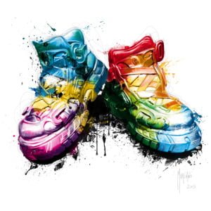 twee kleurrijke sneakers zijn in verschillende kleuren geverfd