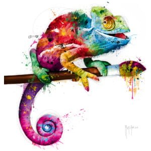 een kleurrijke kameel die bovenop een stok zit