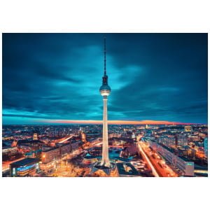 de skyline van berlijn is 's nachts verlicht