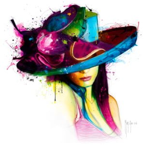 een vrouw met een kleurrijke hoed met verfspatten erop