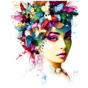 een schilderij van een vrouw met vlinders op haar hoofd