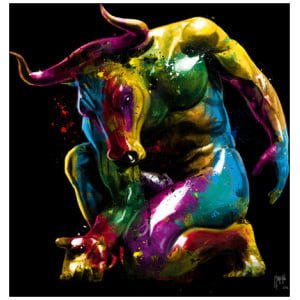 een schilderij van een kleurrijke stier die op de grond zit