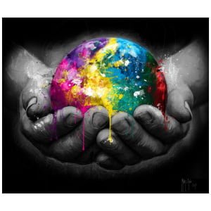 twee handen die een kleurrijke aarde in hun handpalmen houden